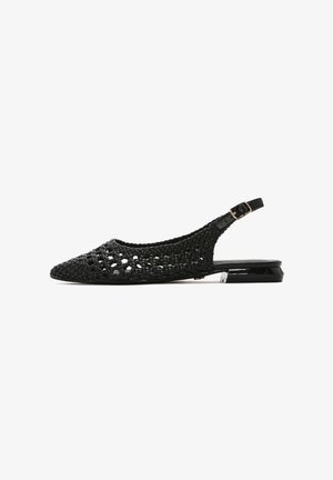 Zapato slingback negro trenzado con punta afilada, que presenta un upper texturizado, un pequeño tacón cuadrado y un detalle de correa ajustable.