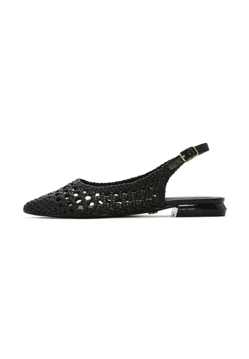 Scarpa slingback nera intrecciata con punta affilata, caratterizzata da una tomaia testurizzata, tacco a blocco piccolo e dettaglio con cinturino regolabile.