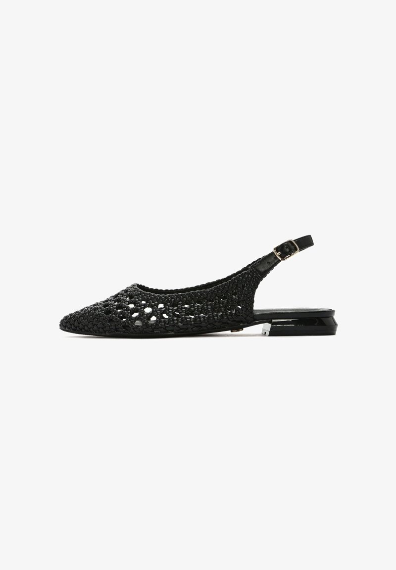 Chaussure slingback noire tissée avec un bout pointu, présentant un dessus texturé, un petit talon carré et un détail de sangle réglable.