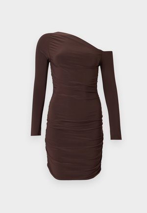 Brun en-skulder ruched minikjole med lange ærmer og tætsiddende silhuet mod en ensfarvet baggrund.
