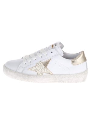 Biały skórzany sneaker z metaliczną złotą zakładką na pięcie i złotą gwiazdką jako detalem. Okrągły nosek i teksturowana biała gumowa podeszwa.
