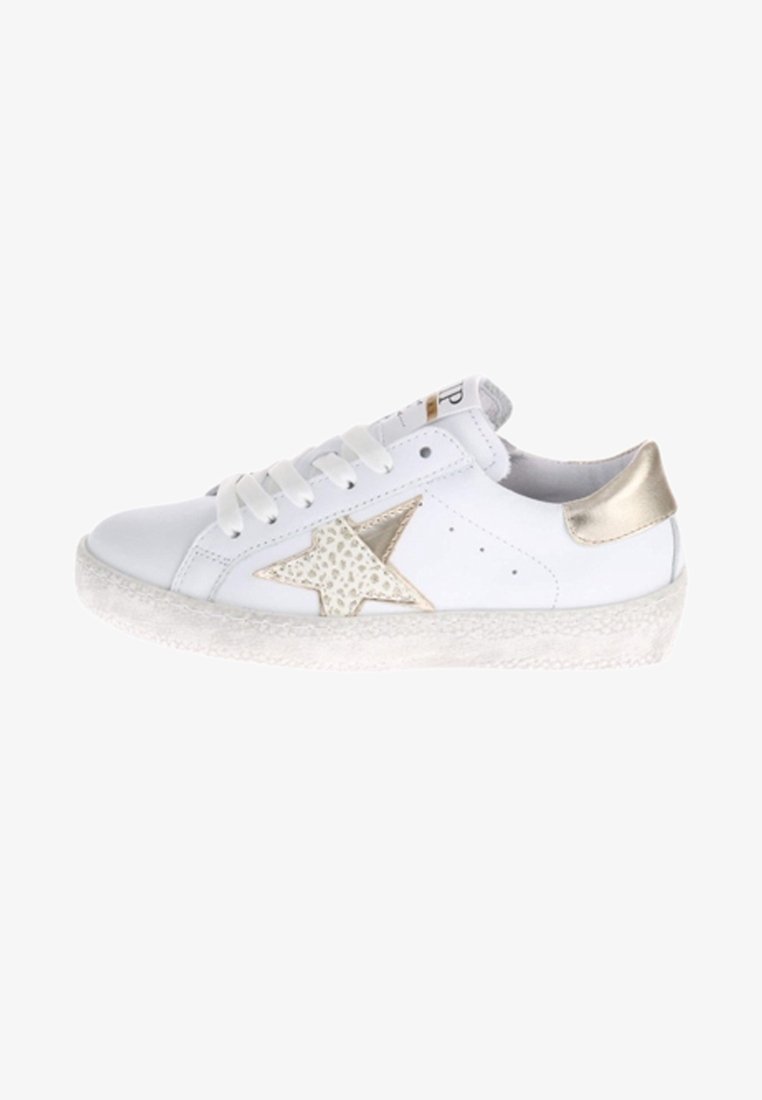 Baskets en cuir blanc avec un détail métallique doré à l'arrière et une étoile dorée. Bout arrondi et semelle en caoutchouc blanche texturée.