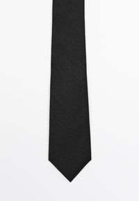 Cravatta nera in tessuto intrecciato, caratterizzata da una forma stretta e una punta appuntita. Texture liscia con una sottile lucentezza. Design semplice senza motivi.