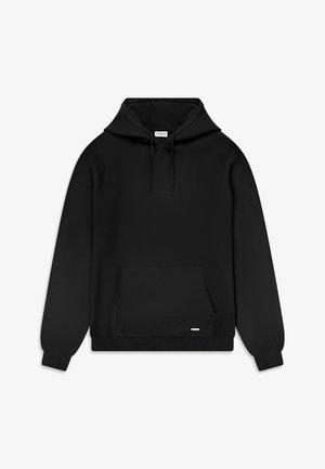 Must pullover-tüüpi kapuutsiga dressipluus ees oleva kenguru-tasku, paelaga reguleeritava kapuutsi, soonikkoes varrukaotsade ja väikese esiosa sildiga.