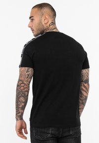Lonsdale NORMALE PASSFORM VEMENTRY - Triko s potiskem - black white