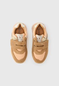 Καφέ και ροδακινί αθλητικά παπούτσια με δίχτυ και σουέντ υλικά, διπλά λουριά με βέλκορο, καουτσούκ σόλε ς και λογότυπο στην γλώσσα του παπουτσιού.