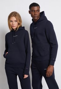 Tommy Hilfiger LOGO HOODIE - Sweatshirt com capuz - desert sky