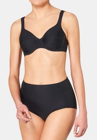 Černá podprsenka s kovovými dráty a žebrovanou texturou, nastavitelné ramínka a odpovídající vysoké kalhotky, obojí vyrobené z hladké látky.