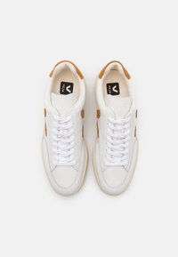 Veja V-12 - Sneaker low - extra white/camel
