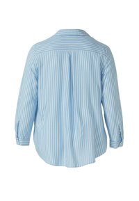 Chemise bleu clair à manches longues avec rayures blanches verticales, poignets boutonnés et un empiècement aux rayures horizontales dans le haut du dos.