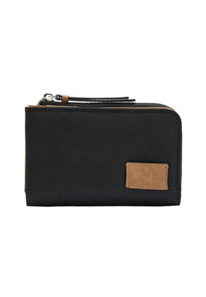 Czarny prostokątny portfel z brązową skórzaną łatą i zamkiem błyskawicznym wzdłuż górnej krawędzi, na białym tle.