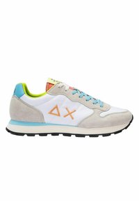 Sneaker in suede e mesh grigio, bianco e azzurro chiaro. Presenta accenti colorati, un collare imbottito e una suola in gomma con una presa testurizzata.