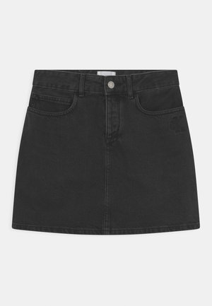 Mini-jupe en jean noir avec bouton sur le devant, passants de ceinture et poches, ornée d'un logo discrètement brodé sur le côté droit.