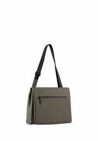 Grüne Leder-Umhängetasche mit einem umklappbaren Design, ausgestattet mit einer Vorderzippertasche und einem schwarzen verstellbaren Tragegurt. Weiche Textur, minimale Details.