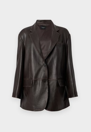 Blazer in pelle marrone scuro con revers a V, due tasche frontali con patta, una tasca sul petto e due bottoni sul davanti.