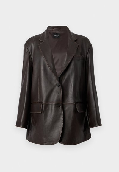 Σκούρο καφέ δερμάτινο σακάκι με πέτο, δύο μπροστινές τσέπες με καπάκι, μία τσέπη στο στήθος και δύο κουμπιά μπροστά.