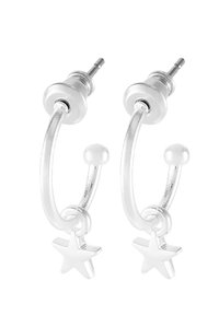Boucles d'oreilles en argent avec un design incurvé, comportant un petit pendentif en forme d'étoile suspendu à chaque créole. Texture lisse et finition polie.