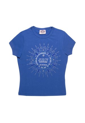 T-shirt blu a maniche corte in cotone, con una grafica circolare in strass argentati e blu riportante il testo "JUICY COUTURE."