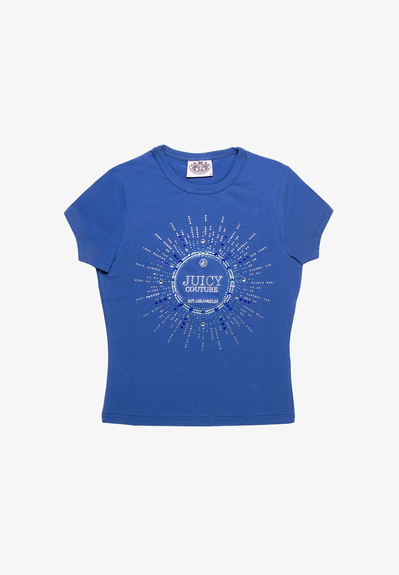 T-shirt blu a maniche corte in cotone, con una grafica circolare in strass argentati e blu riportante il testo "JUICY COUTURE."