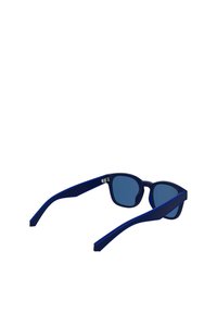 Niebieskie okulary przeciwsłoneczne o matowym wykończeniu, z owalnymi soczewkami i cienkimi zausznikami. Zawierają subtelne logo w pobliżu zawiasu. Soczewki są lekko refleksyjne.