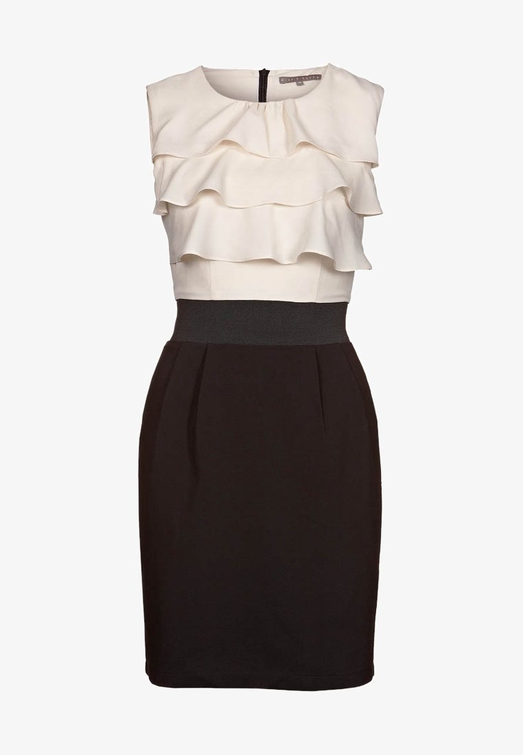 Robe sans manches avec haut crème à volants, ceinture noire cintrée à la taille et jupe droite noire, fermeture éclair au dos.