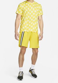 Nike Performance Urheilushortsit - yellow
