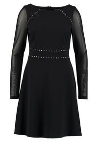 Schwarzes Kleid mit langen, durchsichtigen Ärmeln, rundem Ausschnitt und silbernen Nietenakzenten an den Schultern und der Taille. Ausgestellter Rockdesign.