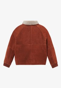 Chaqueta de ante marrón con un cuello de borreguillo beige, puños acanalados y un corte holgado. Presenta costuras visibles y un dobladillo recto.