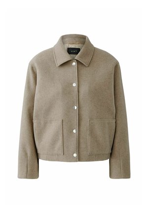 Beige Wolljacke mit Kragen, vorderen Druckknöpfen und zwei aufgesetzten Taschen. Sie zeichnet sich durch eine weiche Textur und ein verkürztes Design aus.