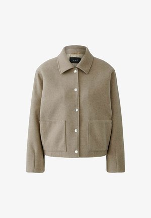 Beige Wolljacke mit Kragen, vorderen Druckknöpfen und zwei aufgesetzten Taschen. Sie zeichnet sich durch eine weiche Textur und ein verkürztes Design aus.