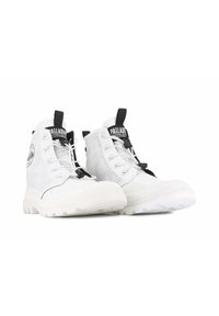 Sneaker alte bianche in tessuto testurizzato, con accenti neri a contrasto, colletto imbottito, chiusura con lacci e suola in gomma spessa.