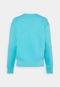 Tyrkysová mikina, měkká látka, dlouhé rukávy, kulatý výstřih, žebrované manžety a lem, jednolitá barva bez viditelného loga nebo vzorů.