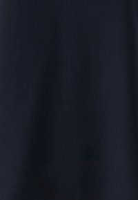 T-shirt bleu marine en tissu coton lisse. Manches courtes, design col rond, sans motifs ni accents visibles.