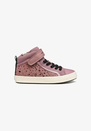 Sneaker alte rosa, con un design testurizzato e maculato, dotate di lacci neri, una cinghia in velcro e suola in gomma.