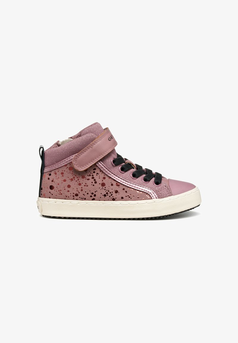 Sneaker alte rosa, con un design testurizzato e maculato, dotate di lacci neri, una cinghia in velcro e suola in gomma.