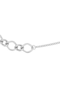 Bracciale in argento con design a catena interbloccato, composto da ovali e anelli attorcigliati, con una finitura liscia e un accento a corda testurizzata.