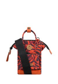 Rote Stofftasche mit Blättermuster, Lederakzenten, einem Griff oben, Reißverschluss und einem verstellbaren schwarzen Tragegurt. Verfügt über eine Fronttasche.