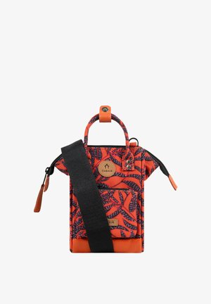 Rote Stofftasche mit Blättermuster, Lederakzenten, einem Griff oben, Reißverschluss und einem verstellbaren schwarzen Tragegurt. Verfügt über eine Fronttasche.