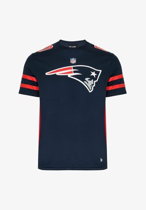 T-shirt NFL blu navy con il logo dei New England Patriots, con strisce rosse e bianche sulle maniche e design a collo rotondo.