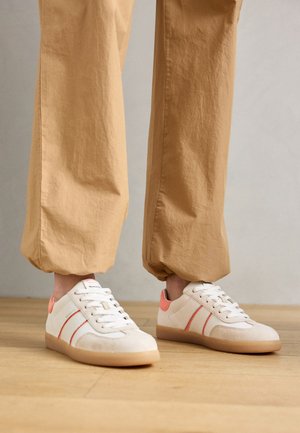Trainers - peach