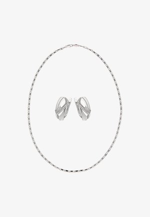 Zilveren ketting met een schakelkettinkje en oorbellen met een glanzende afwerking en een rij kleine steentjes.