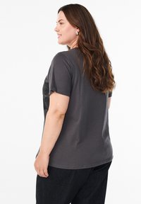 Dunkelgraues T-Shirt aus Baumwolle mit Rundhalsausschnitt und kurzen Ärmeln. Der Rücken zeigt eine glatte Textur und eine klassische Passform.