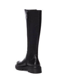 Bota negra hasta la rodilla con cuero y tejido elástico. Presenta una cremallera lateral y suela gruesa. Textura suave con un diseño elegante.