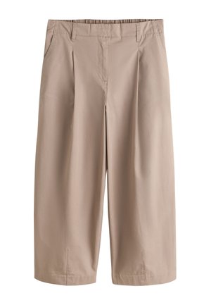 Beżowe, szerokie, krótkie spodnie z szlufkami na pasek, bocznymi kieszeniami, plisami z przodu i małymi rozcięciami na dole.