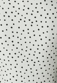 ONLY ONLHILLERY - T-shirt estampada - cloud dancer/black