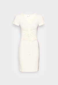 Vestido justo em tom creme com mangas curtas, decote em V e textura franzida no centro, apresentando um detalhe de laço na cintura.