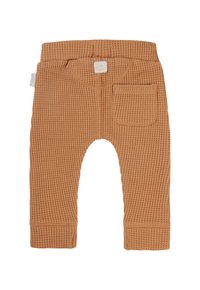 Waffelstrukturierte, braune Hosen für Kleinkinder mit einem engen Bund und einer Gesäßtasche. Verfügt über ein kleines Etikett an der Seite.