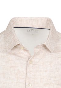 Korte mouwen, lichtbeige knoopshirt met een gestructureerd patroon, zachte stof, klassieke kraag en crèmekleurige knopen.