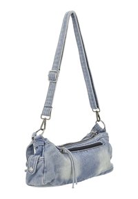 Denim-Umhängetasche mit abgerundeter Form, hellblauer Farbe, verstellbarem Riemen und zwei Reißverschlusstaschen vorne. Weiche Textur.