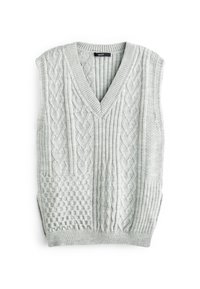 Pull sans manches en tricot gris clair avec un col en V, présentant divers motifs texturés, y compris un tricot torsadé et des designs côtelés.